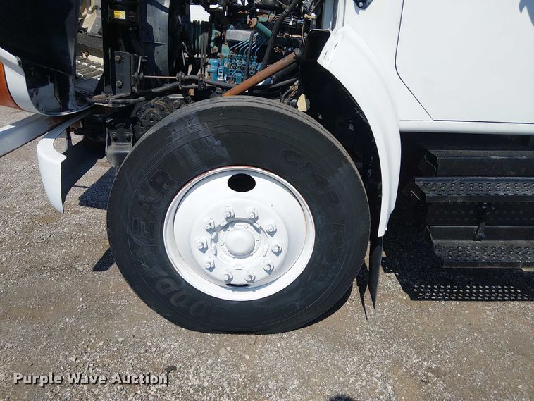 image for item NU9731 1993 International 4900 bucket truck