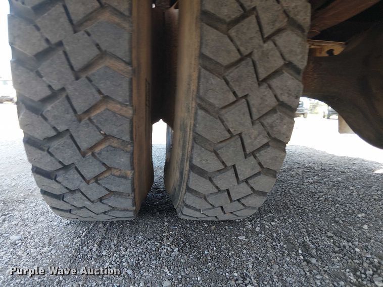 image for item NU9731 1993 International 4900 bucket truck