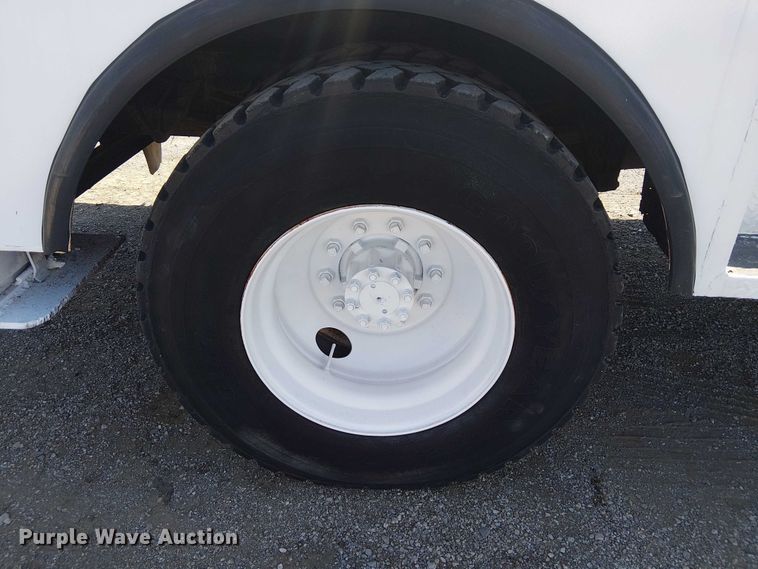 image for item NU9731 1993 International 4900 bucket truck