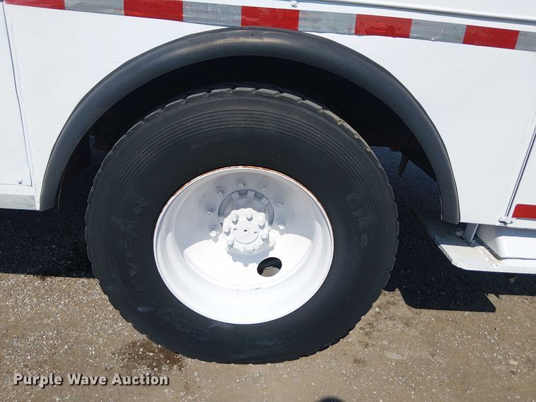 image for item NU9731 1993 International 4900 bucket truck