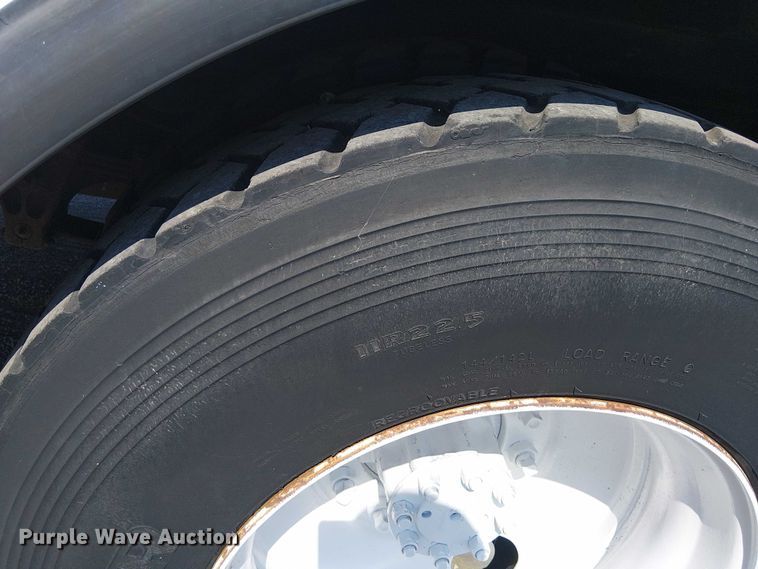 image for item NU9731 1993 International 4900 bucket truck