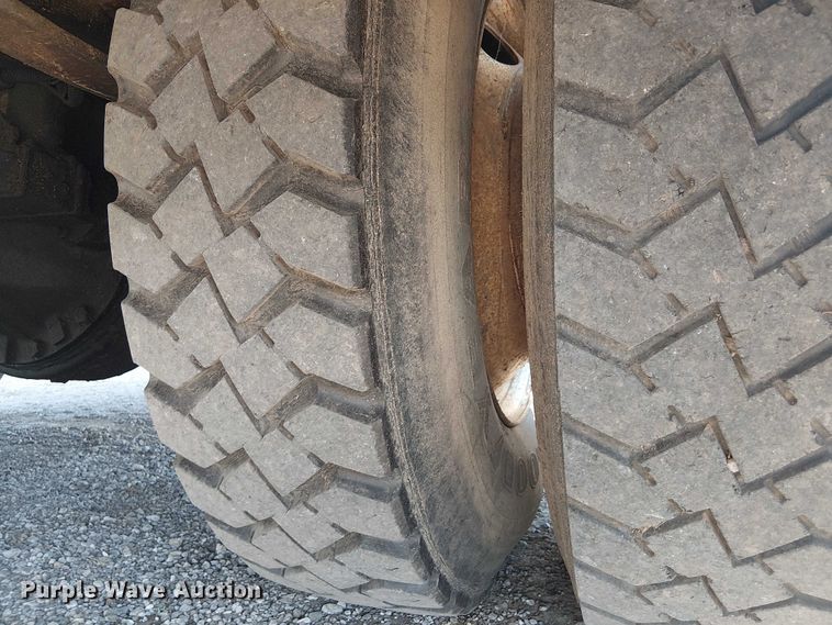 image for item NU9731 1993 International 4900 bucket truck