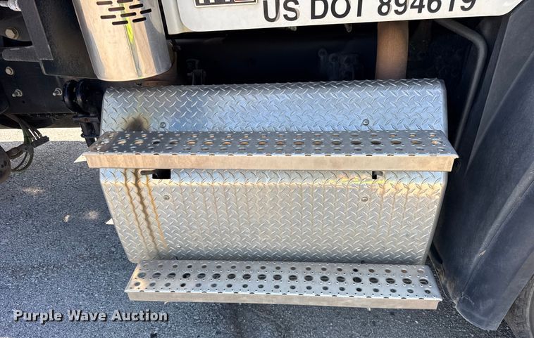 image for item YA1086 2020 Freightliner 114SD vacuum truck