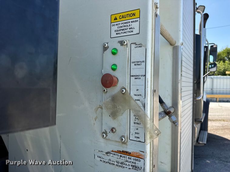 image for item YA1086 2020 Freightliner 114SD vacuum truck