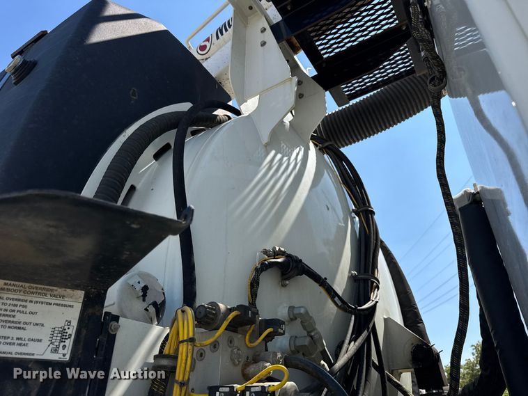 image for item YA1086 2020 Freightliner 114SD vacuum truck