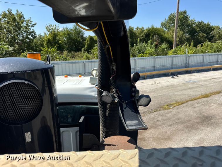 image for item YA1086 2020 Freightliner 114SD vacuum truck