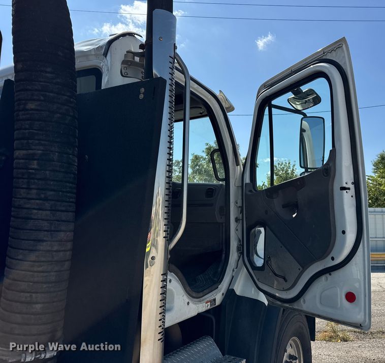 image for item YA1086 2020 Freightliner 114SD vacuum truck