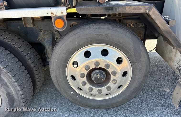 image for item YA1086 2020 Freightliner 114SD vacuum truck