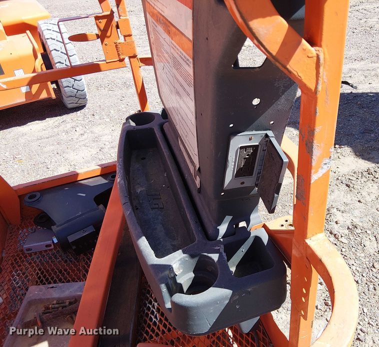 image for item YA1134 2007 JLG E400AJPN boom lift