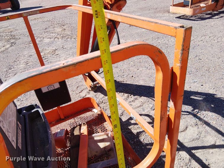 image for item YA1134 2007 JLG E400AJPN boom lift