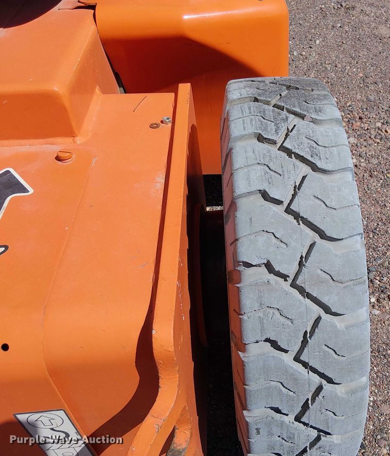 image for item YA1134 2007 JLG E400AJPN boom lift