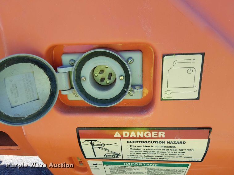 image for item YA1137 2011 JLG M600 boom lift