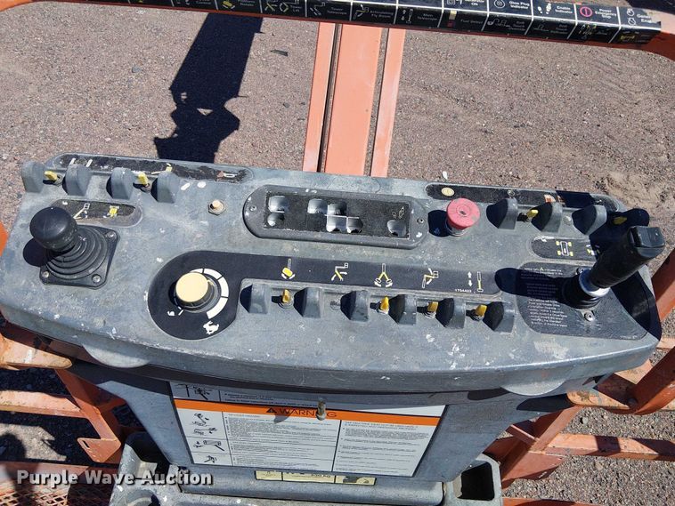 image for item YA1137 2011 JLG M600 boom lift