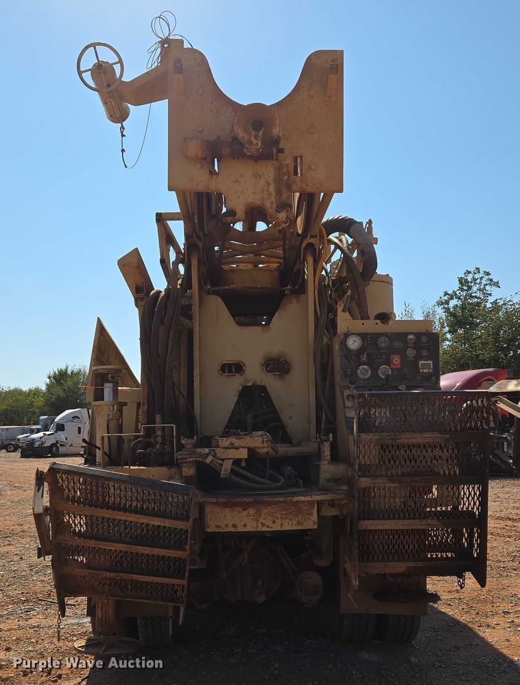 image for item YA1158 2016 Peterbilt 367 drilling rig truck