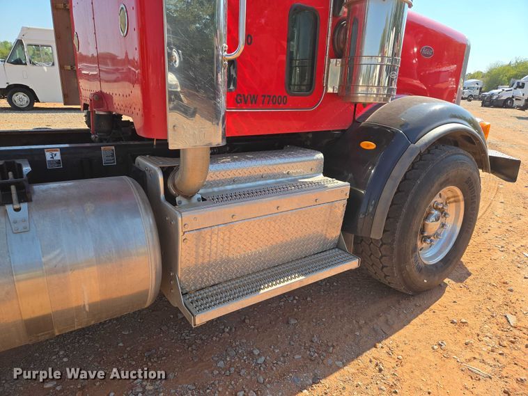 image for item YA1158 2016 Peterbilt 367 drilling rig truck