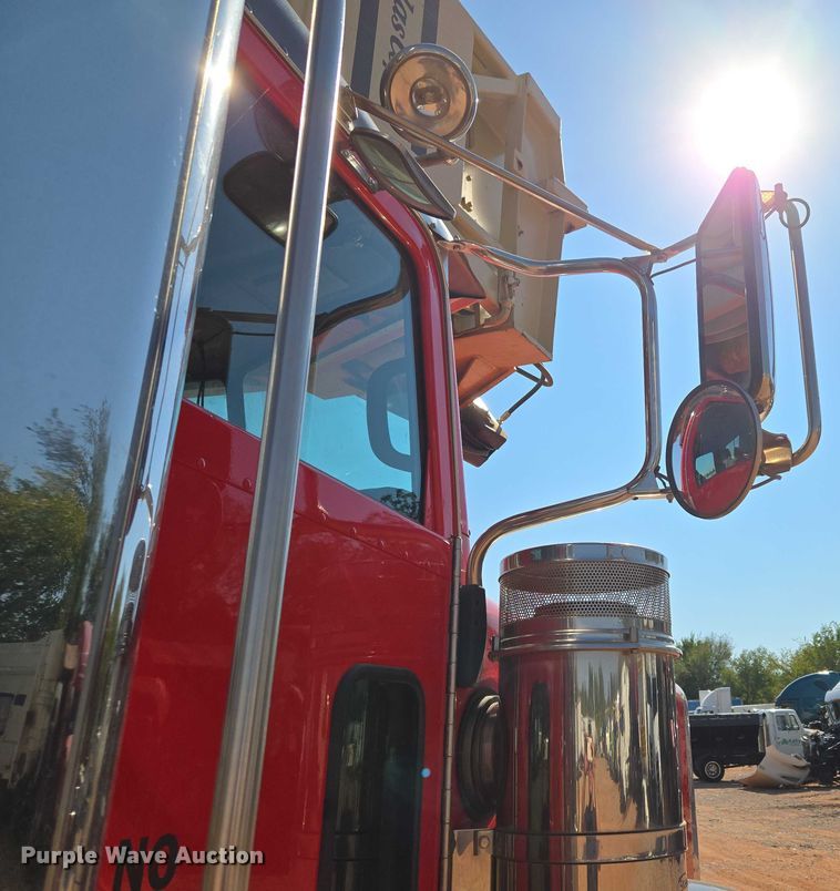 image for item YA1158 2016 Peterbilt 367 drilling rig truck