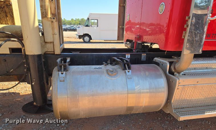 image for item YA1158 2016 Peterbilt 367 drilling rig truck