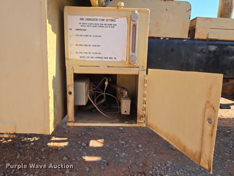 image for item YA1158 2016 Peterbilt 367 drilling rig truck