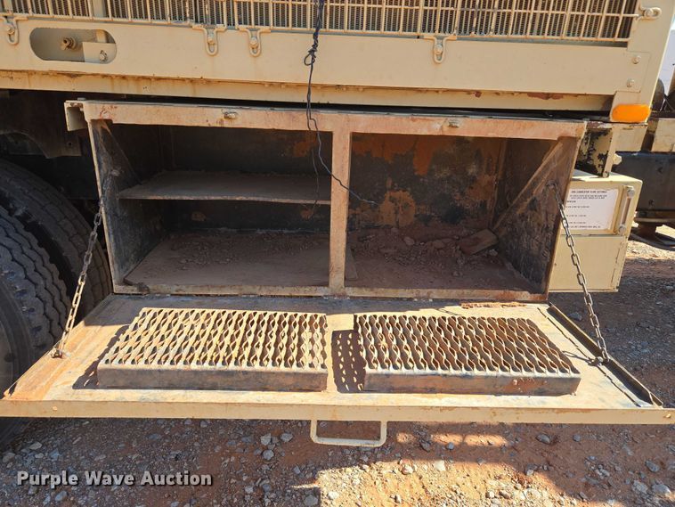 image for item YA1158 2016 Peterbilt 367 drilling rig truck