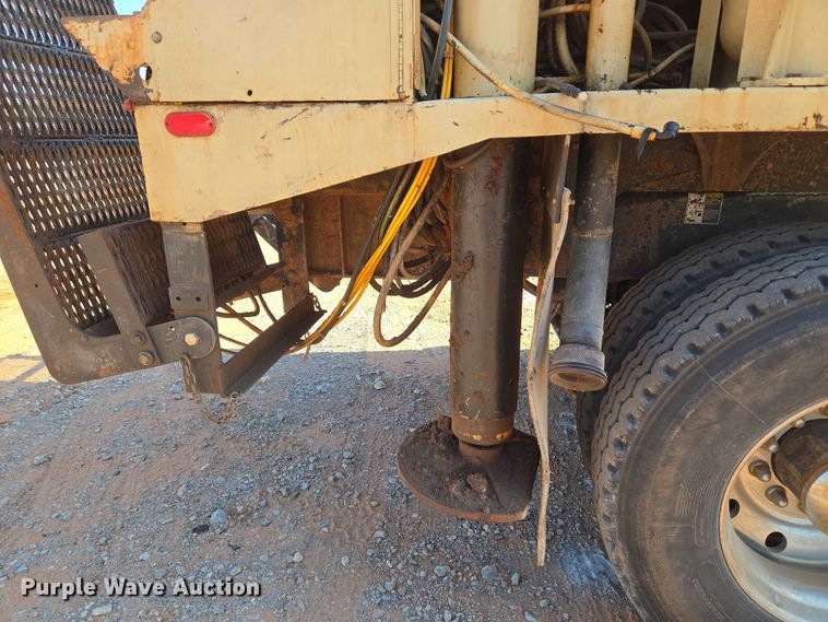 image for item YA1158 2016 Peterbilt 367 drilling rig truck