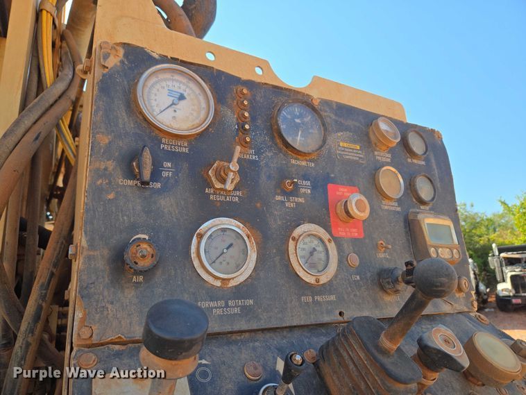 image for item YA1158 2016 Peterbilt 367 drilling rig truck