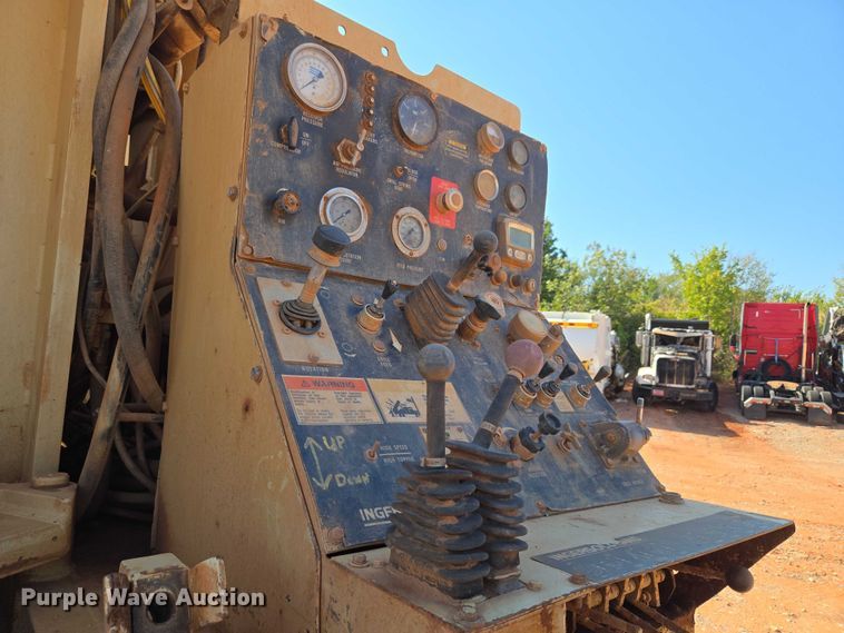 image for item YA1158 2016 Peterbilt 367 drilling rig truck