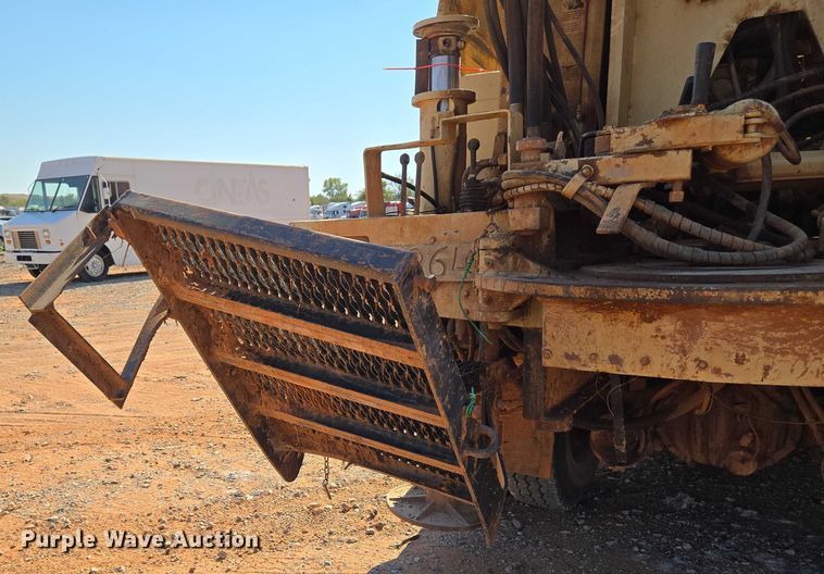 image for item YA1158 2016 Peterbilt 367 drilling rig truck