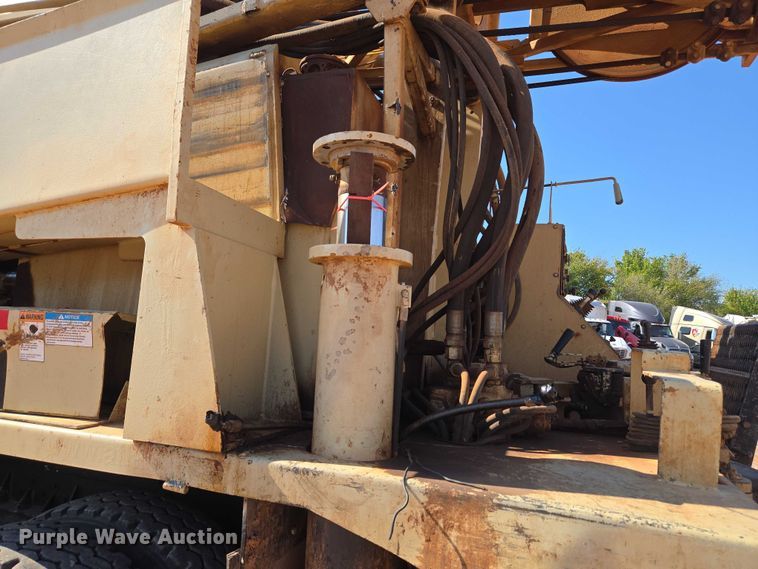 image for item YA1158 2016 Peterbilt 367 drilling rig truck