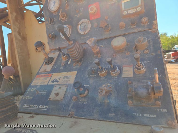 image for item YA1158 2016 Peterbilt 367 drilling rig truck