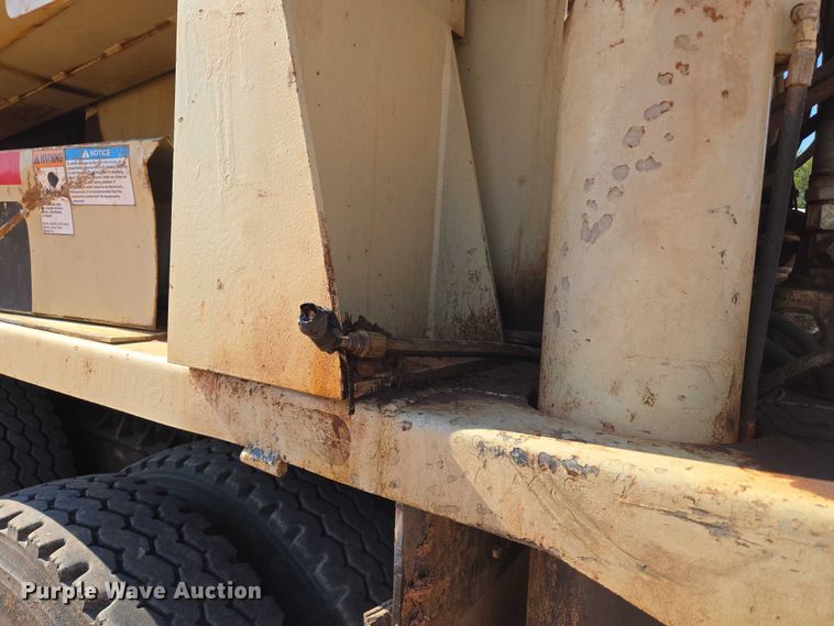 image for item YA1158 2016 Peterbilt 367 drilling rig truck