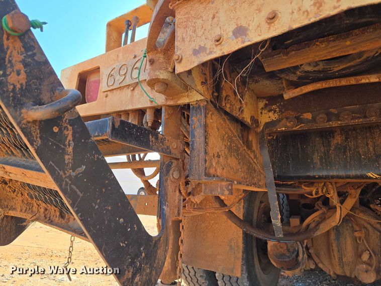 image for item YA1158 2016 Peterbilt 367 drilling rig truck