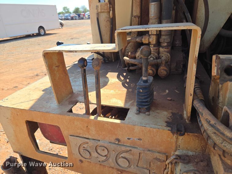 image for item YA1158 2016 Peterbilt 367 drilling rig truck