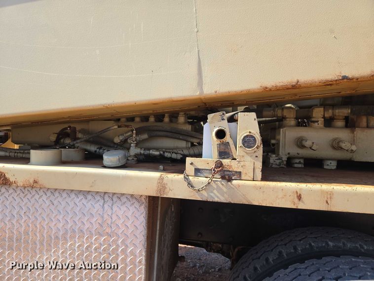 image for item YA1158 2016 Peterbilt 367 drilling rig truck