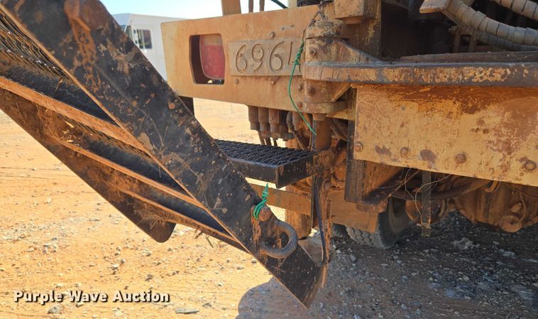 image for item YA1158 2016 Peterbilt 367 drilling rig truck