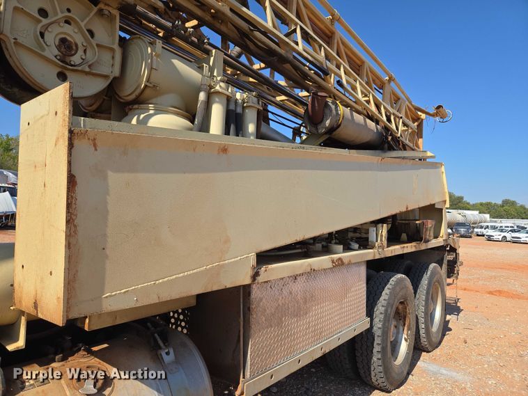 image for item YA1158 2016 Peterbilt 367 drilling rig truck