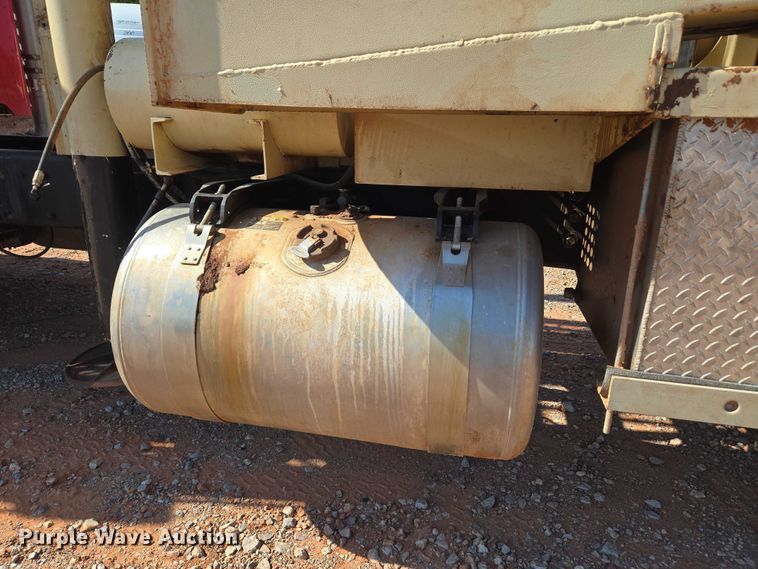 image for item YA1158 2016 Peterbilt 367 drilling rig truck