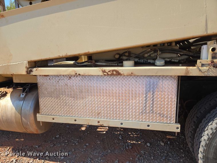 image for item YA1158 2016 Peterbilt 367 drilling rig truck