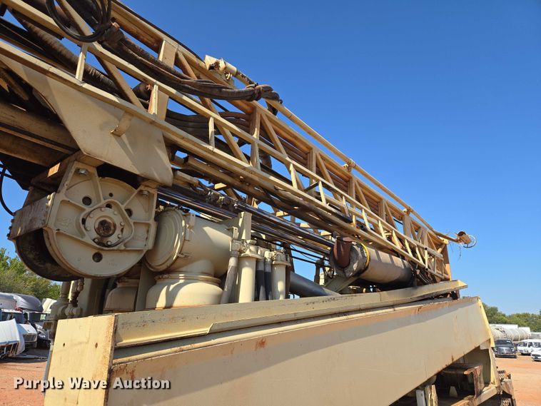 image for item YA1158 2016 Peterbilt 367 drilling rig truck