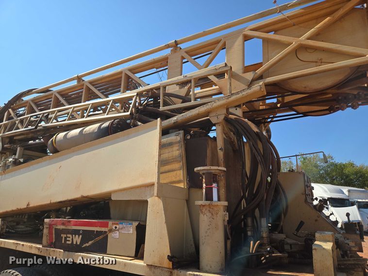 image for item YA1158 2016 Peterbilt 367 drilling rig truck