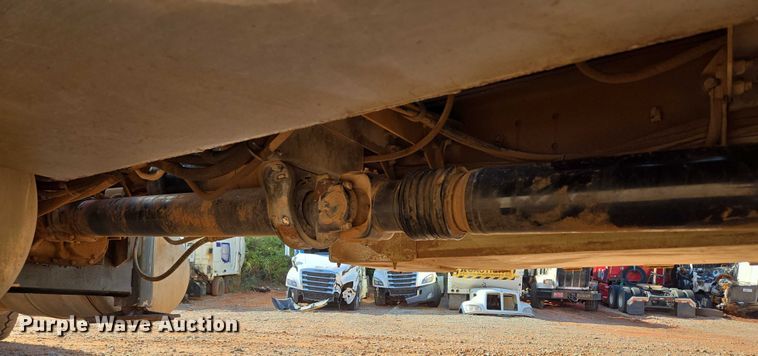 image for item YA1158 2016 Peterbilt 367 drilling rig truck