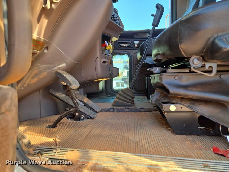 image for item YA1158 2016 Peterbilt 367 drilling rig truck