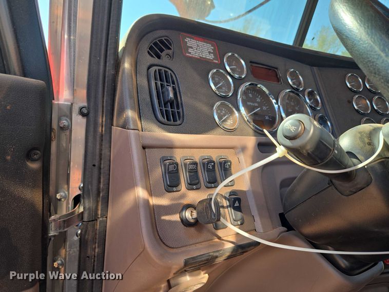 image for item YA1158 2016 Peterbilt 367 drilling rig truck