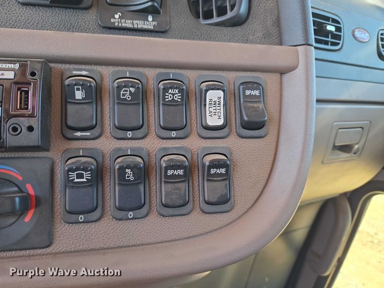 image for item YA1158 2016 Peterbilt 367 drilling rig truck