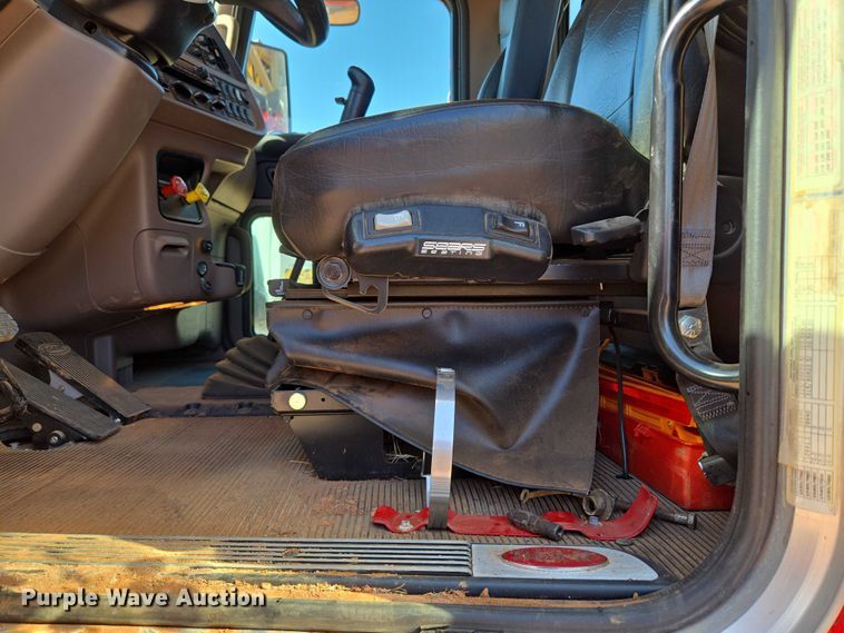 image for item YA1158 2016 Peterbilt 367 drilling rig truck