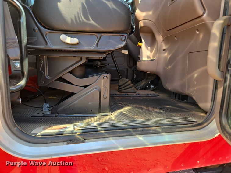 image for item YA1158 2016 Peterbilt 367 drilling rig truck