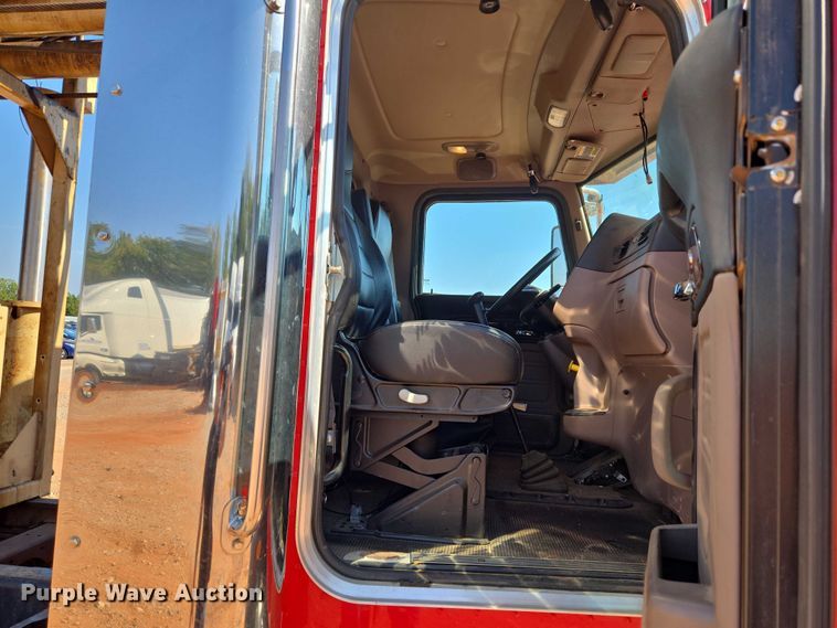 image for item YA1158 2016 Peterbilt 367 drilling rig truck