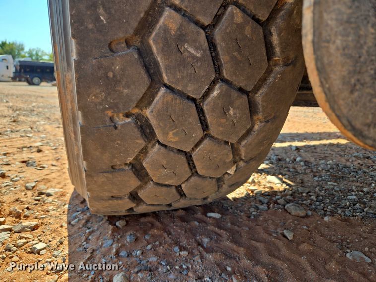 image for item YA1158 2016 Peterbilt 367 drilling rig truck