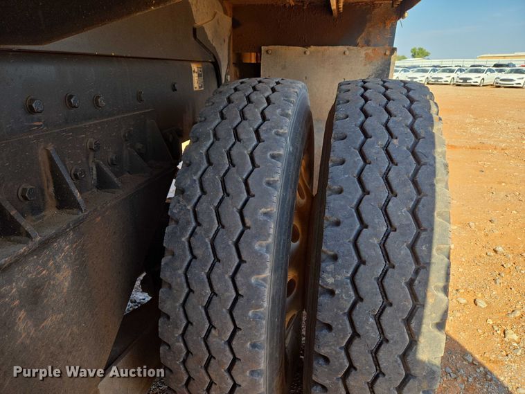 image for item YA1158 2016 Peterbilt 367 drilling rig truck