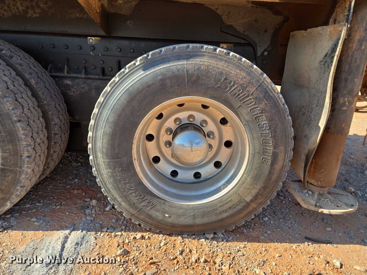 image for item YA1158 2016 Peterbilt 367 drilling rig truck