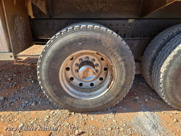 image for item YA1158 2016 Peterbilt 367 drilling rig truck